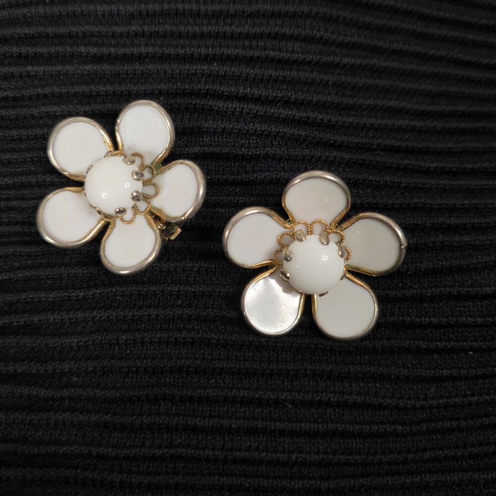 Vintage White Enamel Flower Clip On Earrings Daisy Floral Retro